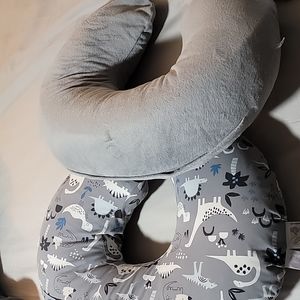 2 breastfeeding pillows